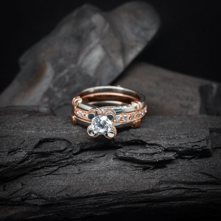 Anillo de compromiso con diamante natural central de .50ct con certificación GIA y 13 diamantes naturales laterales elaborado en oro rosa y blanco de 14 kilates