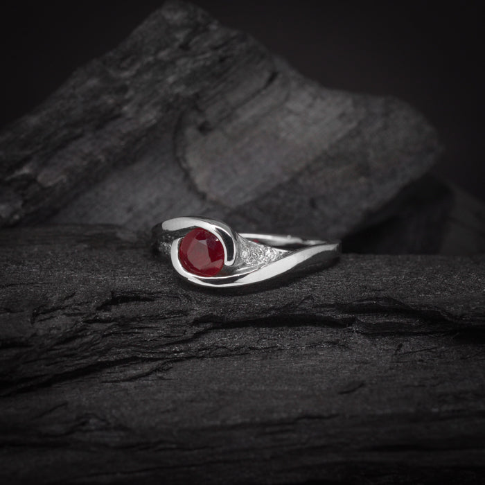 Anillo de compromiso con rubí natural y 6 diamantes naturales elaborado en oro blanco de 14 kilates