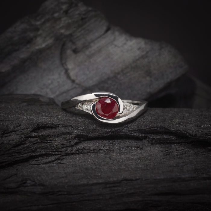 Anillo de compromiso con rubí natural y 6 diamantes naturales elaborado en oro blanco de 14 kilates