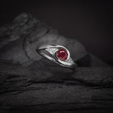 Anillo de compromiso con rubí natural y 6 diamantes naturales elaborado en oro blanco de 14 kilates