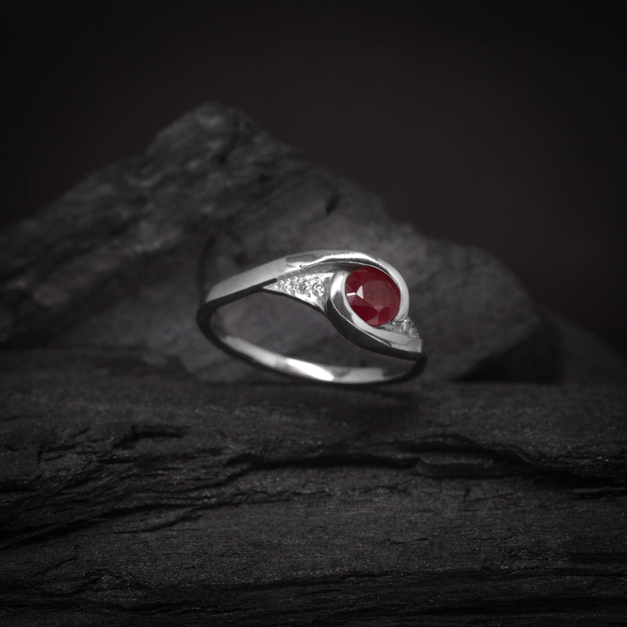 Anillo de compromiso con rubí natural y 6 diamantes naturales elaborado en oro blanco de 14 kilates