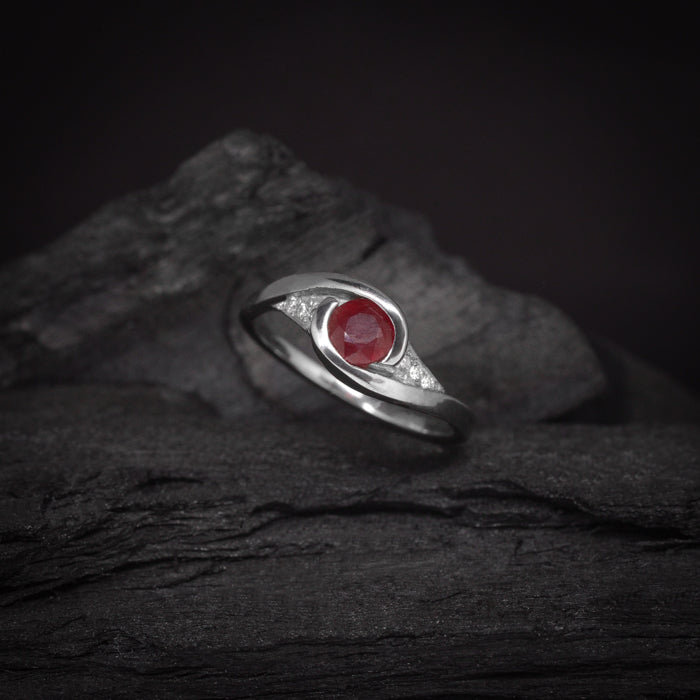 Anillo de compromiso con rubí natural y 6 diamantes naturales elaborado en oro blanco de 14 kilates