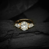 Anillo de compromiso con moissanita de 2.0ct corte oval con certificado GRA y 2 moissanitas laterales elaborado en oro amarillo de 14k