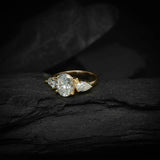 Anillo de compromiso con moissanita de 2.0ct corte oval con certificado GRA y 2 moissanitas laterales elaborado en oro amarillo de 14k