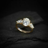 Anillo de compromiso con moissanita de 2.0ct corte oval con certificado GRA y 2 moissanitas laterales elaborado en oro amarillo de 14k