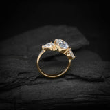 Anillo de compromiso con moissanita de 2.0ct corte oval con certificado GRA y 2 moissanitas laterales elaborado en oro amarillo de 14k