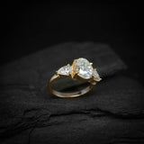 Anillo de compromiso con moissanita de 2.0ct corte oval con certificado GRA y 2 moissanitas laterales elaborado en oro amarillo de 14k