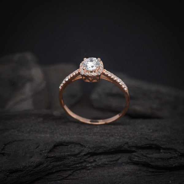 Anillo de compromiso con diamante natural central de .40ct y 32 diamantes naturales laterales elaborado en oro rosa de 14 kilates