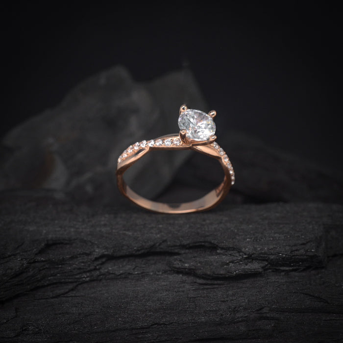 Anillo de compromiso con diamante natural de 1.0ct con certificación GIA y 18 diamantes laterales elaborado en oro rosa de 14 kilates
