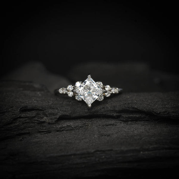 Anillo de compromiso con diamante de laboratorio de 1.0ct corte princesa con certificado IGI y 10 diamantes de laboratorio laterales elaborado en oro blanco de 14k