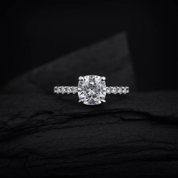 Anillo de compromiso con diamante de laboratorio de 1.5ct corte cushion con certificado IGI y 10 diamantes de laboratorio laterales elaborado en oro blanco de 14k