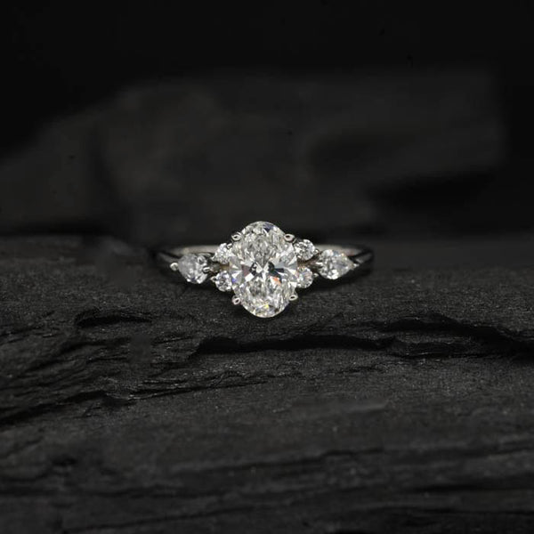 Anillo de compromiso con diamante de laboratorio de 1.5ct corte oval con certificado IGI y 6 diamantes de laboratorio laterales elaborado en oro blanco de 14k