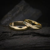 Par de argollas de matrimonio macizas de 4mm y 3mm con incrustación de cristales (mitad de la pieza) elaboradas en oro amarillo de 10k