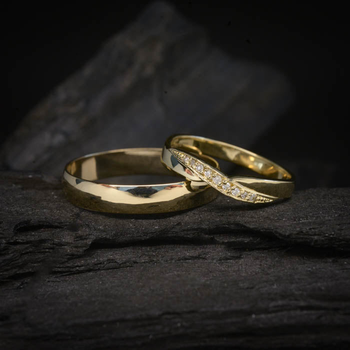 Par de argollas de matrimonio macizas de 4mm y 3mm con incrustación de cristales (mitad de la pieza) elaboradas en oro amarillo de 10k