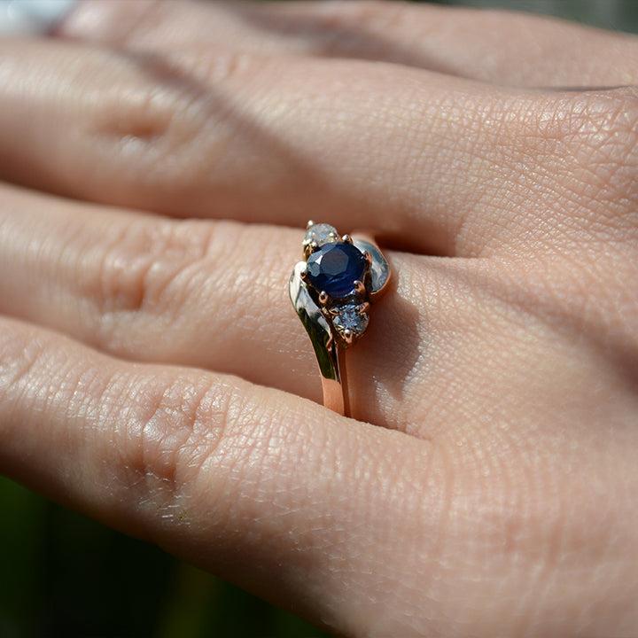 Anillo de compromiso con zafiro natural y 2 diamantes naturales laterales elaborado en oro de 18 kilates