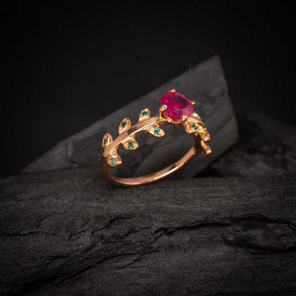 Anillo de compromiso con rubi natural de 1 quilate y esmeraldas naturales elaborado en oro rosa de 18 kilates