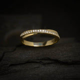 Argolla de matrimonio maciza de 3mm con incrustación de 23 diamantes naturales (mitad de la pieza) elaborada en oro amarillo de 14k