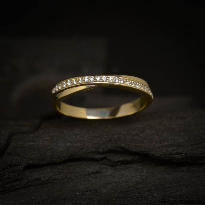 Argolla de matrimonio maciza de 3mm con incrustación de 23 diamantes naturales (mitad de la pieza) elaborada en oro amarillo de 14k