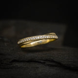 Argolla de matrimonio maciza de 3mm con incrustación de 23 diamantes naturales (mitad de la pieza) elaborada en oro amarillo de 14k