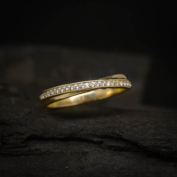 Argolla de matrimonio maciza de 3mm con incrustación de 23 diamantes naturales (mitad de la pieza) elaborada en oro amarillo de 14k