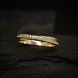 Argolla de matrimonio maciza de 3mm con incrustación de 23 diamantes naturales (mitad de la pieza) elaborada en oro amarillo de 14k