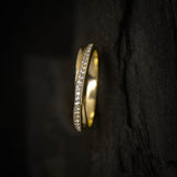 Argolla de matrimonio maciza de 3mm con incrustación de 23 diamantes naturales (mitad de la pieza) elaborada en oro amarillo de 14k