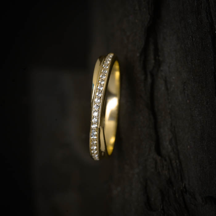 Argolla de matrimonio maciza de 3mm con incrustación de 23 diamantes naturales (mitad de la pieza) elaborada en oro amarillo de 14k