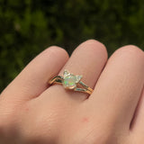 Anillo de compromiso con ópalo natural elaborado en oro amarillo de 14k