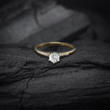 Anillo de compromiso con diamante natural central de .50ct con certificación GIA y 12 diamantes naturales laterales realizado en oro amarillo de 18 kilates