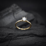 Anillo de compromiso con diamante natural central de .50ct con certificación GIA y 12 diamantes naturales laterales realizado en oro amarillo de 18 kilates