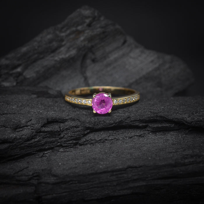 Anillo de compromiso con zafiro rosa natural y 16 diamantes naturales laterales elaborado en oro amarillo de 14 kilates
