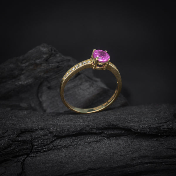 Anillo de compromiso con zafiro rosa natural y 16 diamantes naturales laterales elaborado en oro amarillo de 14 kilates