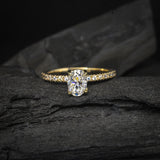 Anillo de compromiso con moissanita oval de 1.0ct con certificado GRA y moissanitas laterales elaborado en oro amarillo de 14 kilates