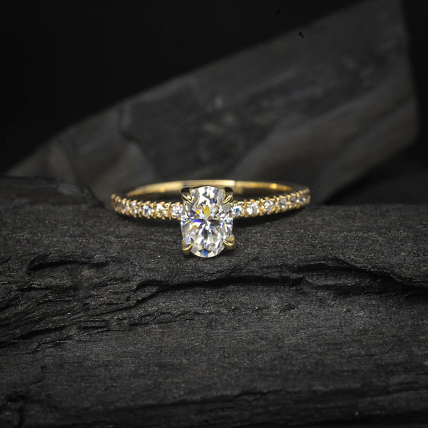 Anillo de compromiso con moissanita oval de 1.0ct con certificado GRA y moissanitas laterales elaborado en oro amarillo de 14 kilates