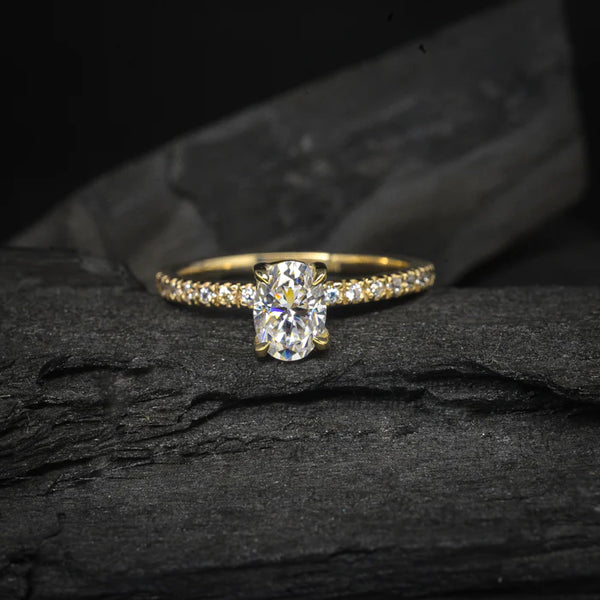 Anillo de compromiso con diamante natural de 1.0ct corte oval con certificación GIA y 14 diamantes naturales elaborado en oro amarillo de 14k