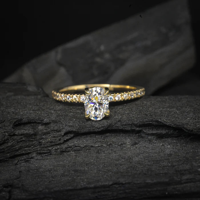 Anillo de compromiso con diamante natural de 1.0ct corte oval con certificación GIA y 14 diamantes naturales elaborado en oro amarillo de 14k