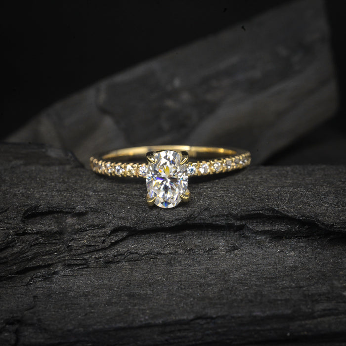 Anillo de compromiso con moissanita oval de 1.0ct con certificado GRA y moissanitas laterales elaborado en oro amarillo de 14 kilates
