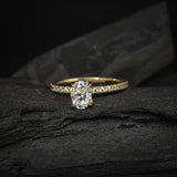 Anillo de compromiso con moissanita oval de 1.0ct con certificado GRA y moissanitas laterales elaborado en oro amarillo de 14 kilates
