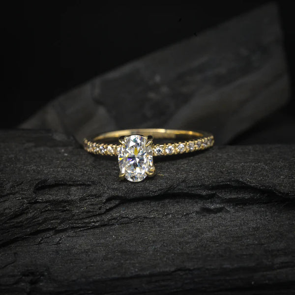 Anillo de compromiso con diamante natural de 1.0ct corte oval con certificación GIA y 14 diamantes naturales elaborado en oro amarillo de 14k