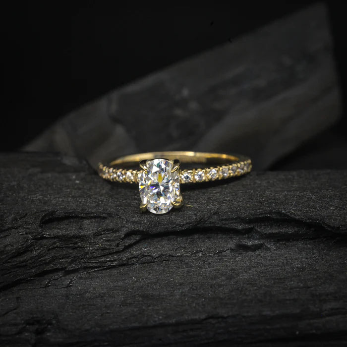 Anillo de compromiso con diamante natural de 1.0ct corte oval con certificación GIA y 14 diamantes naturales elaborado en oro amarillo de 14k