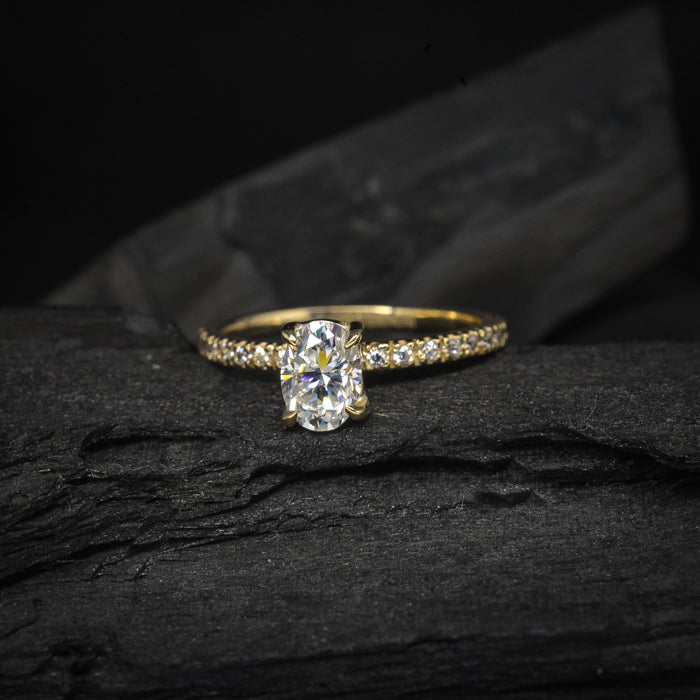 Anillo de compromiso con moissanita oval de 1.0ct con certificado GRA y moissanitas laterales elaborado en oro amarillo de 14 kilates