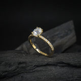 Anillo de compromiso con moissanita oval de 1.0ct con certificado GRA y moissanitas laterales elaborado en oro amarillo de 14 kilates
