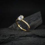 Anillo de compromiso con diamante natural de 1.0ct corte oval con certificación GIA y 14 diamantes naturales elaborado en oro amarillo de 14k