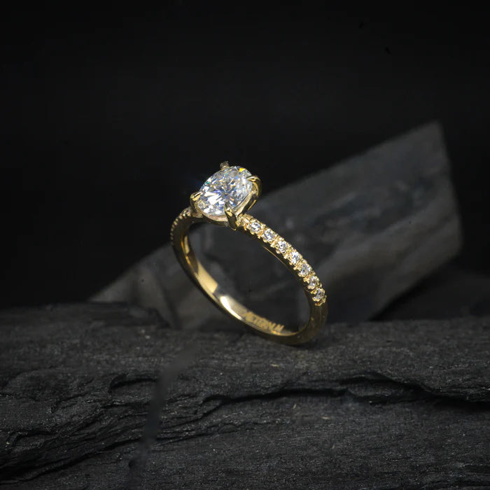 Anillo de compromiso con diamante natural de 1.0ct corte oval con certificación GIA y 14 diamantes naturales elaborado en oro amarillo de 14k