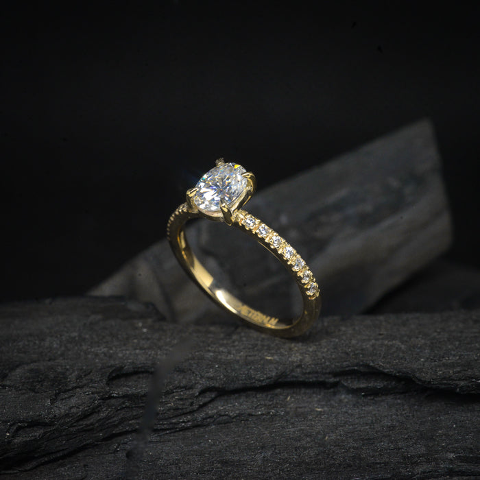 Anillo de compromiso con moissanita oval de 1.0ct con certificado GRA y moissanitas laterales elaborado en oro amarillo de 14 kilates