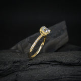 Anillo de compromiso con moissanita oval de 1.0ct con certificado GRA y moissanitas laterales elaborado en oro amarillo de 14 kilates
