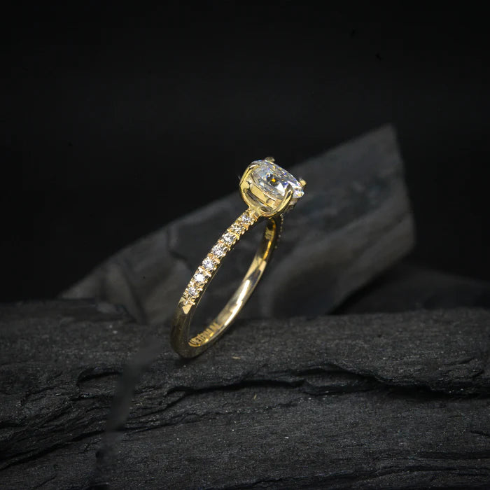 Anillo de compromiso con diamante natural de 1.0ct corte oval con certificación GIA y 14 diamantes naturales elaborado en oro amarillo de 14k