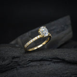Anillo de compromiso con moissanita oval de 1.0ct con certificado GRA y moissanitas laterales elaborado en oro amarillo de 14 kilates