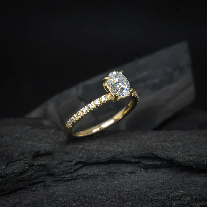 Anillo de compromiso con diamante natural de 1.0ct corte oval con certificación GIA y 14 diamantes naturales elaborado en oro amarillo de 14k