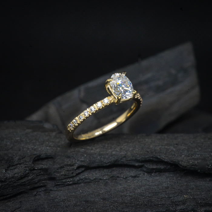 Anillo de compromiso con moissanita oval de 1.0ct con certificado GRA y moissanitas laterales elaborado en oro amarillo de 14 kilates